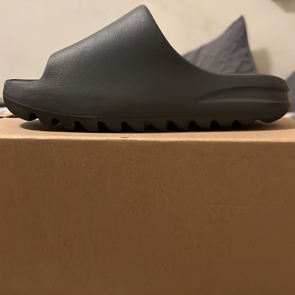 Slate Grey Yeezy Slides, Size 4 - Picture 12 of 12